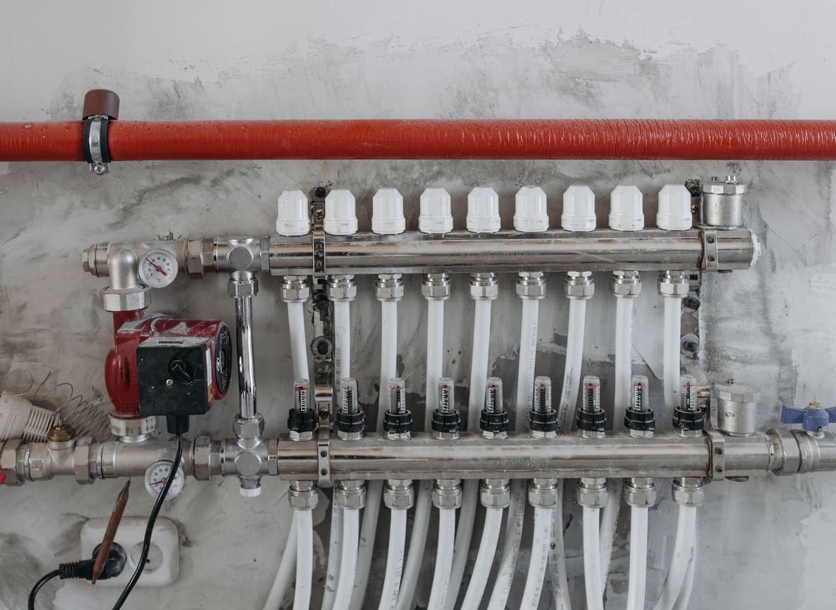 Vers geïnstalleerde verwarmingsinstallatie na vervanging van de cv-ketel: nieuwe verdeler met circulatiepomp en debietmeters