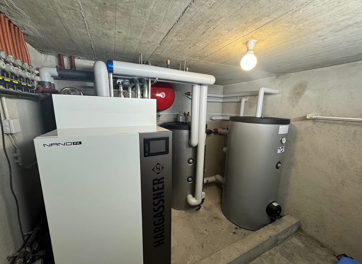 Nieuwe stookruimte met pelletketel en sanitaire boilers, geplaatst door SVO Techniek